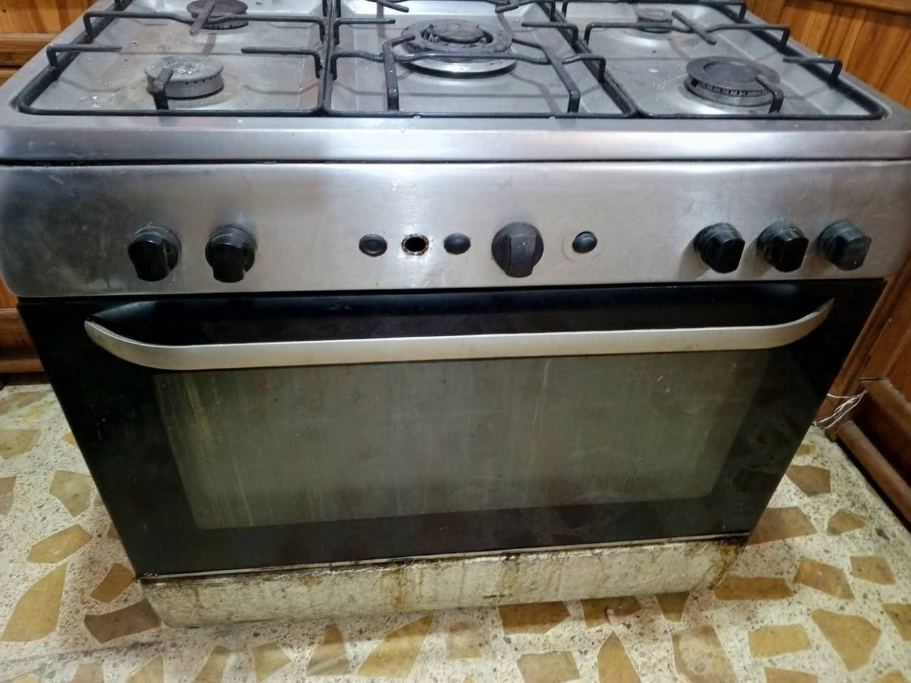 للبيع فقط طباخ حجم كبير ع وضعه جان بالفرن مال صمون للعمال حاطي يسون عليه اكلهم  وهسه شامره بالبيت 175 قليل  حك جيه شغال فرن فوك والجوه والعيون فوك بيهم شغاله وبيهم يحتاج صيانة تواصل ع وتساب لاستفسار واتساب *********** غير موجود ع فيس بوك بغداد غزاليه
