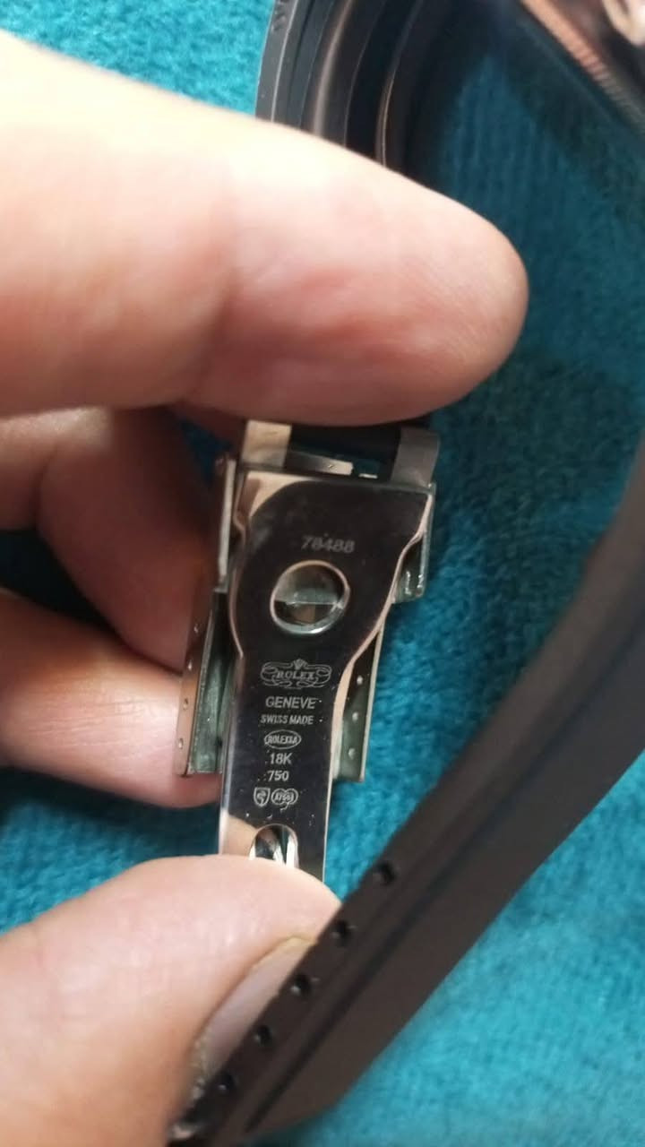 ساعه رولكس سويسري مختومة k18 قطعه ثكيله ومرتبه كوالتي عالي سناتر شغاله ضد الماء خلي سعر وبلعافية علياخذها


**إذا كنت صاحب هذا الإعلان وتريد حذفه لأي سبب، رجاءا أرسل رسالة إلى الدعم الفني**