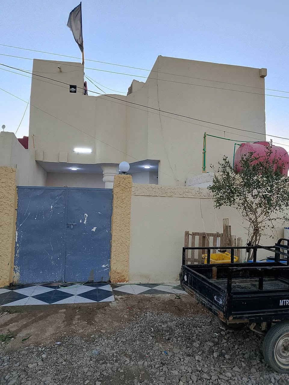 السلام عليكم بيت للبيع طابقين الطابق الاول يحتوي عل غرفه ومطبخ وصاله واستقبال وممر  وطارمه وصحيات والطابق الثاني غرفه ومطبخ وصحيات وسطح جبير  البيت بناء جديد ونظيف  للتواصل ***********
