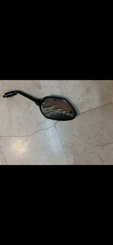 سلام عليكم غراض مال PCX تجوه عدد 2 اصليات جدد بعدني ما شادهن وطلاعه مال جيل ثالث وجامه اماميه اصليه من اليابان جايه بيه كتابات مال جيل ثاني ومرايات اصليه وقاعده اصليه كلمن وسعره مكاني بغداد شارع فلسطين *********** واتساب واتصال
