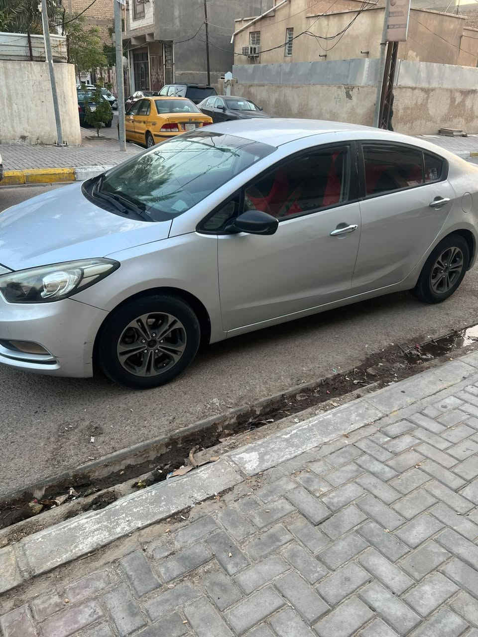 سيراتو2016
السلام عليكم للبيع سيراتو موديل 2016 رقم قادسية بسمي مداور ثاني يوم السيارة جاهزه مكينة 1600 شرط كير شرط حدادية توني مسويها تبريد ثلج 
#ضرر السيارة فقط جاملغ امامي الأيمن تبديل +صبغ في الهلال الخلفي الايسر وجارد والباقي مكفول 
#السعر 105 وبيها مجال 
#العنوان الرميثة مركز المدينة 
#للاتصال ‏‪***********‬‏

