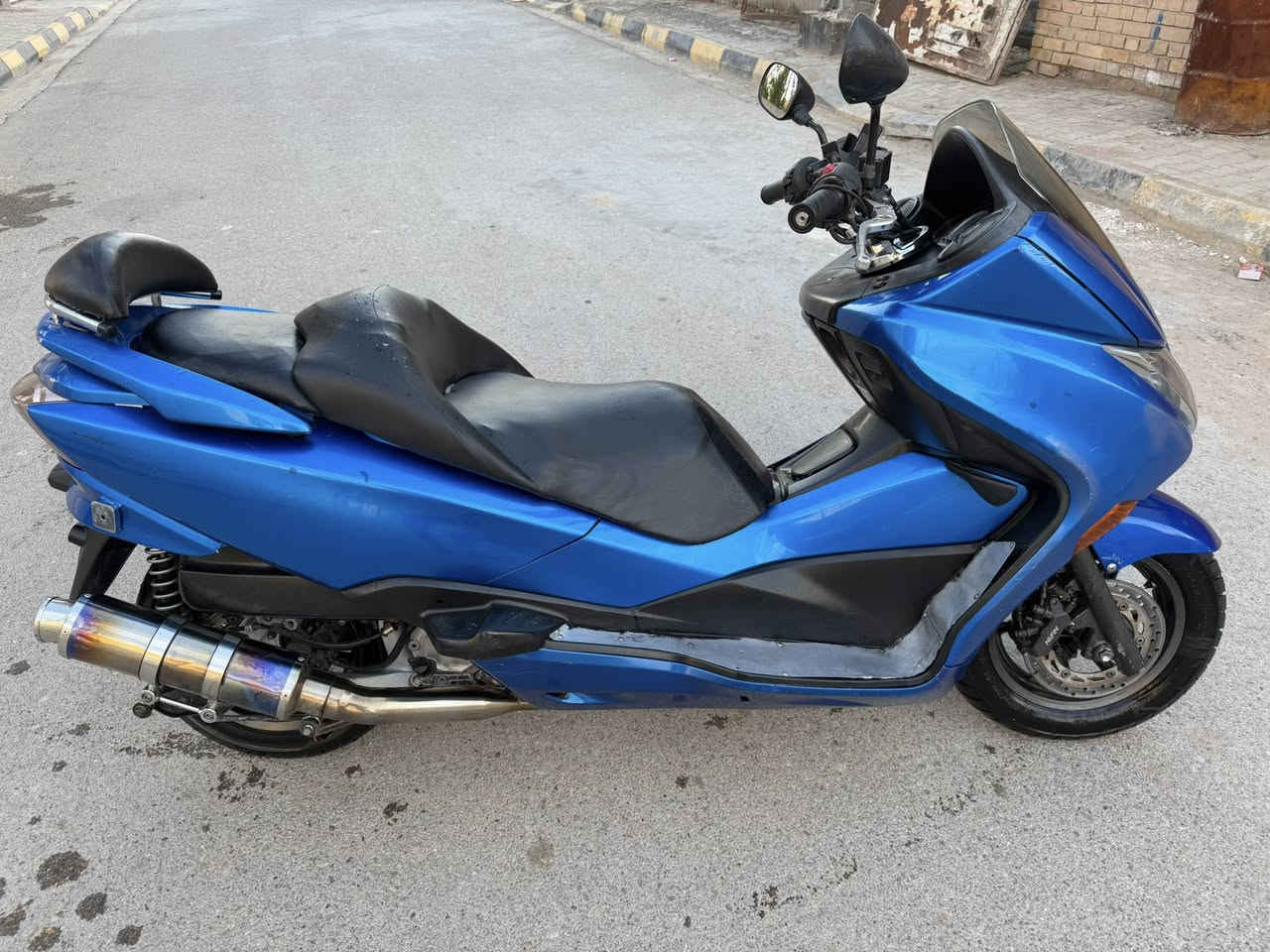 ⸻

السلام عليكم فورزة صفر s7 10 دراجة حلوة بيهة سستم سماعات بداخل الجكمجة بيهة منظومة زنون اصليات وصالنصة رياضي اصلي نظافتها كدامكم نقص بس التريشة اليسار وما بيهة نقص برغي كلشي شغال شلعة ومعدل تايرات شادهن جدد تدفئة يدات سعرهة مليون و200 وبيهة مجال للبيع ما متواجد خاص اتصال على الرقم او الواتساب *********** مكاني واسط قضاء الحي
