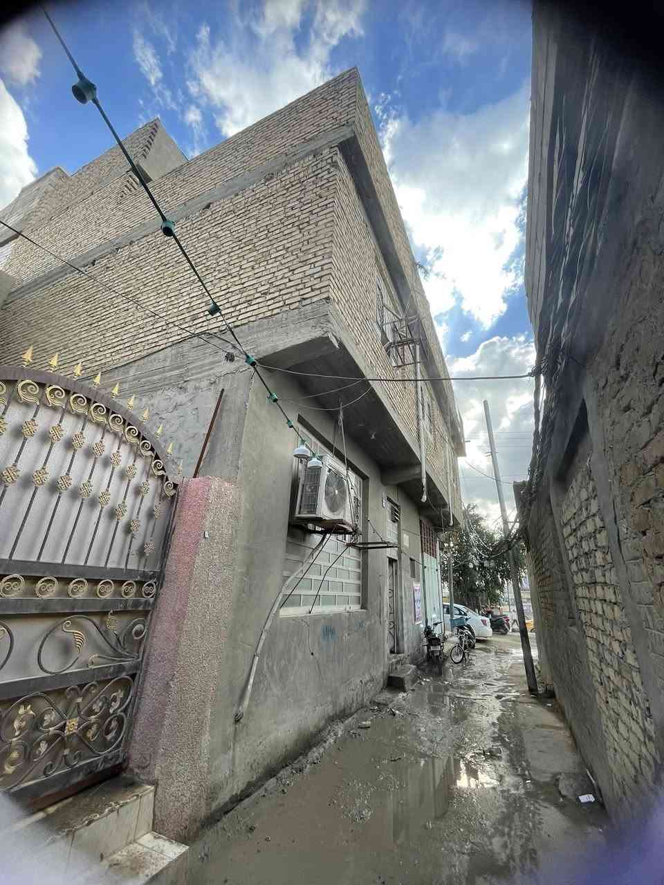 #دار للبيع في الحله مركز المدينه على شط الحله قرب جسر الهنود
المساحه ١١٧ الواجهه ٩ النزال ١٣ 

بناء سنة ٢٠١٢ جاهز للسكن الطابق الأرضي يحتوي على استقبال وصحيات ومطبخ الطابق الاول ٤ غرف نوم وصحيات  مع محلات مؤجره 

للأستفسار ***********
