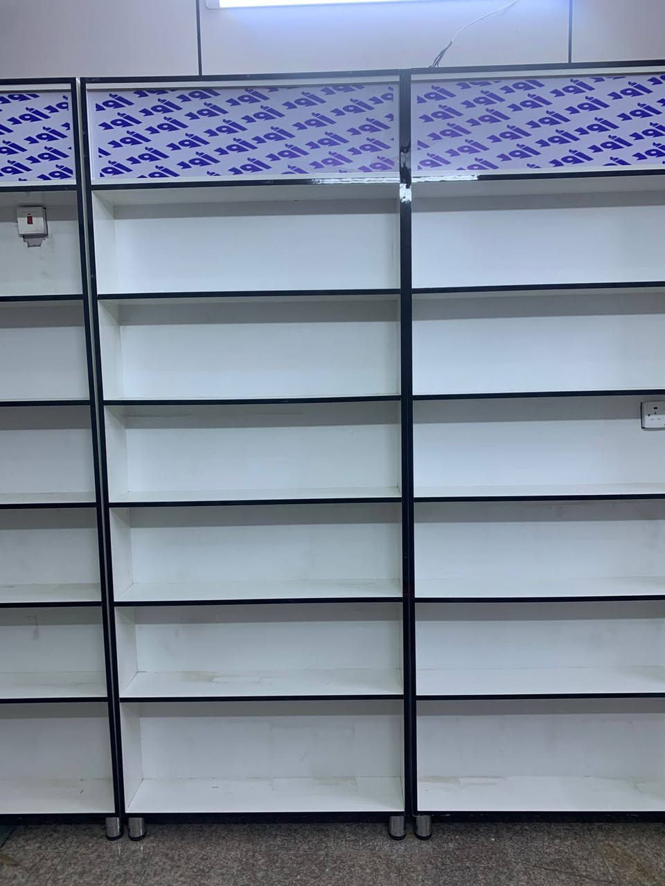 السلام عليكم..
فاترينات +ميز جام عدد 3 + ميز مكتب للبيع 
كاملات ونظيفات بمعنى الكلمة لا بيهن كسر ولا خياس ولا شي جدد قبل شهر مفصلهن 
للأستفسار /***********
أو على الخاص
