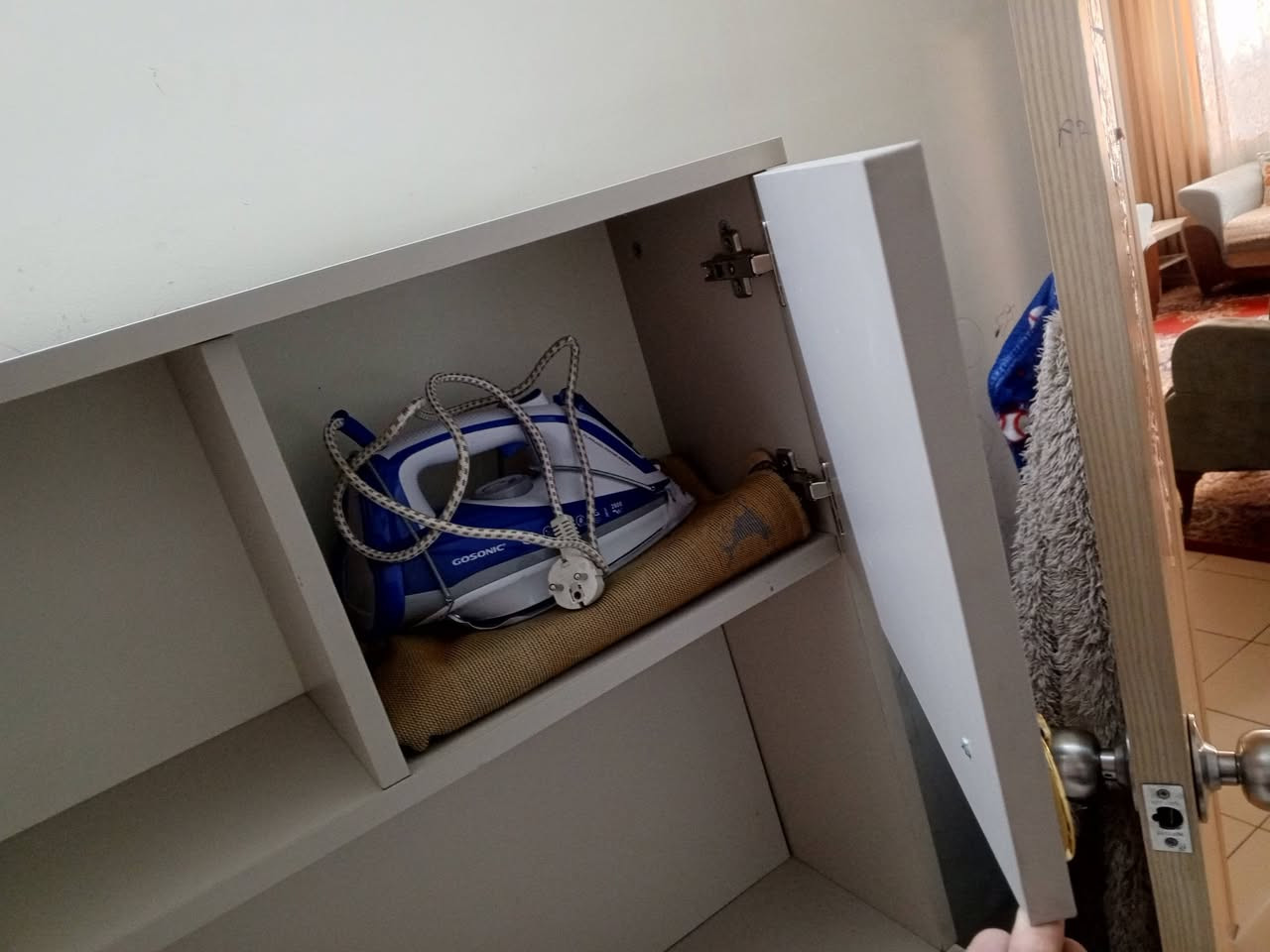 ميز للبيع تواصل ***********
