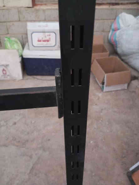 ستاند للبيع العرض متر و55 يعني متر ونص و5 س.     والارتفاع مترين 23 س.      سعر 60 وبي مجال جديد كلش.   

***********
