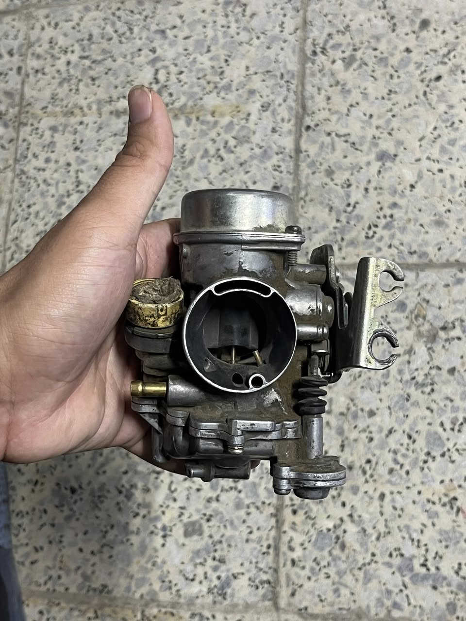 سلام عليكم كابريتر عكس يفيد جماعت الرياضي  البيع سعر60بي مجال***********
