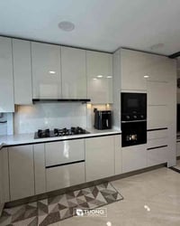 تنفيذ وتصميم مطبخ و tv unit  داخل شقة في مجمع بوابة العراق… تصميم يجمع...