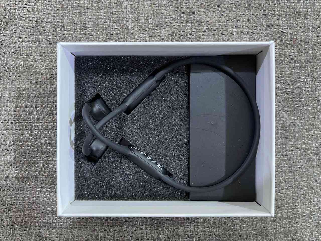 سماعة أمازون أصلية خاصة لراكبي الدراجات
تقنية التوصيل العظمي (Bone Conduction): لا تدخل هذه السماعة داخل أذنك ولا تغطيها، بل تنقل الصوت عبر اهتزازات عظام الجمجمة مباشرة إلى الأذن الداخلية. هذا يحمي طبلة الأذن من الضغط المباشر.

 تصميم الأذن المفتوحة (Open Ear): تتيح لك سماع الأصوات المحيطة بك بوضوح أثناء الاستماع للموسيقى، وهو أمر ممتاز للأمان والوعي بالبيئة المحيطة أثناء الجري، ركوب الدراجات، أو التواجد في المسبح.

 مقاومة عالية للماء (Designed for Swimming): بما أنها مخصصة للسباحة، فهي تأتي بمعيار مقاومة ماء صارم (غالباً IPX8)، مما يسمح بغمرها بالكامل تحت الماء لفترات طويلة دون أن تتلف

**بيها ذاكرة داخلية** تگدر تنزل بيها قصائد أو أغاني وتسمع بدون موبايل 

((السعر ٢٥ الف نهائي))
***********
