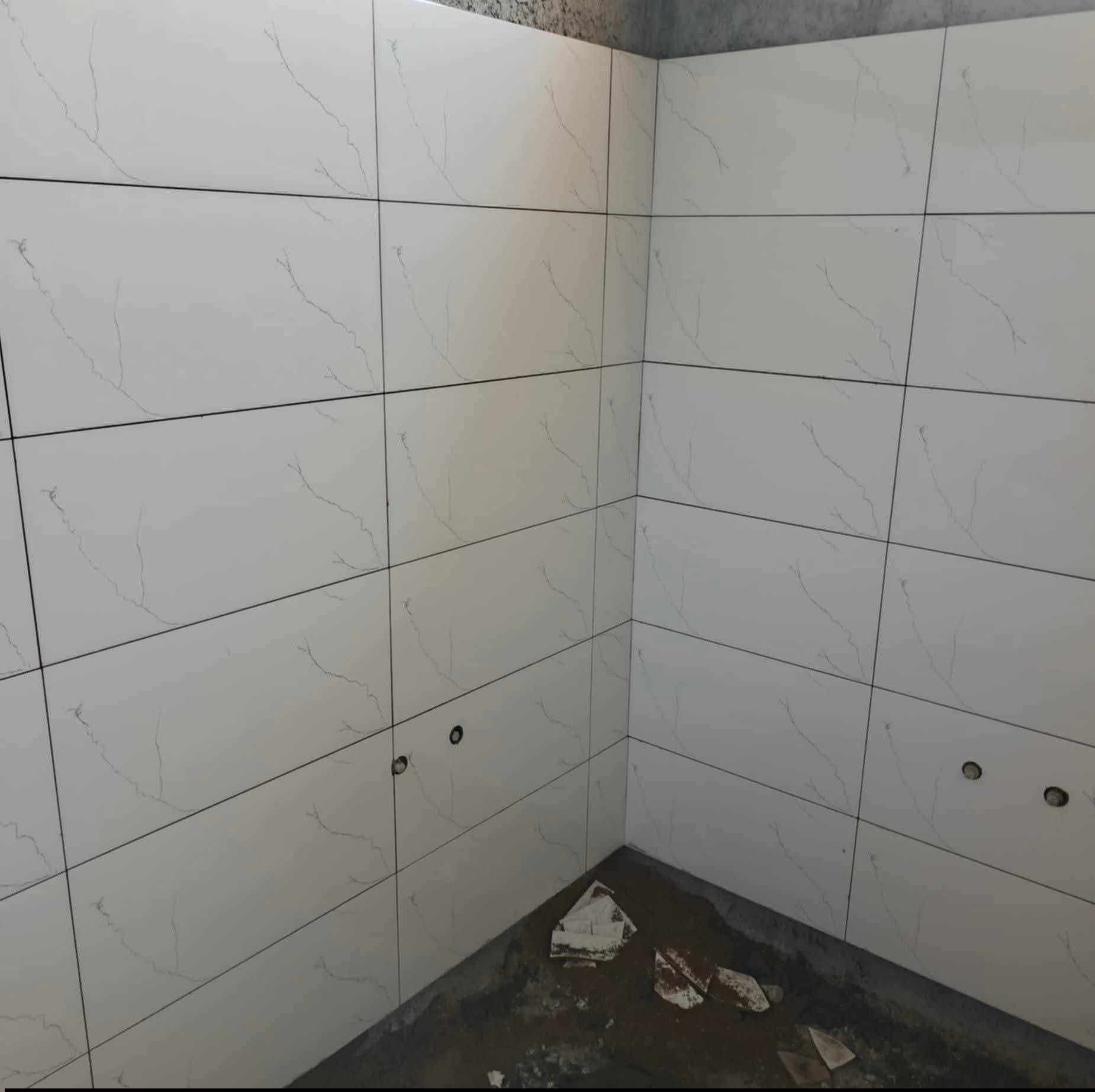 يوجد خلفه سراميك متفرق داخل تكريت  ‏‪***********‬‏
