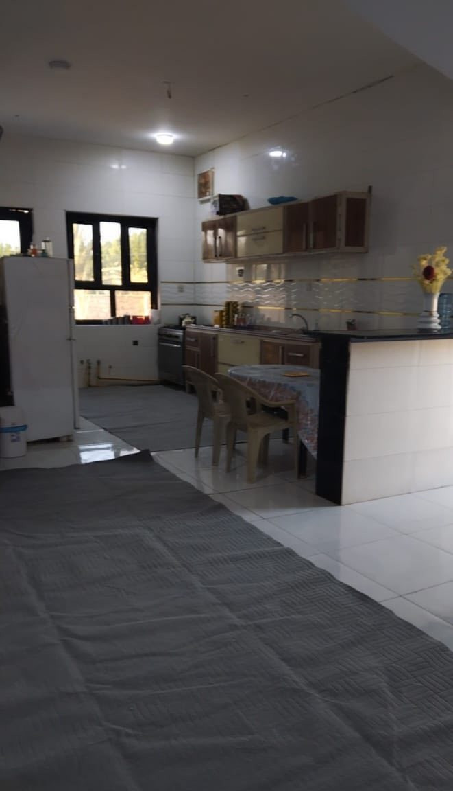 السلام عليكم
دار للبيع مساحة الأرض نص دونم ٣٥ في ٣٥ متر مربع الموقع نجف كوفة شارع معمل السمنت (البراكية ) قرب بانزين خانه العيساوي مقابل القلعه يبعد عن الشارع العام مايقارب ١٢٥ متر المواصفات غرفتين نوم ٤ في ٥ استقبال ٤ في ٦ المطبخ ٤ في ٦ الصاله ٤ في ١١ جلسه ٤ في ٣ مجمع حمامات ٤ في ٣ ونص و مجمع حمامات الضيوف ٤ في ١.٨٠ سم الدرج دائري يحتاج تغليف. صب مسلح درجه اولى كهربائية بواري طابوق جمهوري الأساس صب ٤٠ في ٥٠ ارتفاع عن الأرض واحد متر السياج الخارجي حجر تأسيس الماء حار بارد الطابق الثاني غير كامل يحتاج تقطيع وصب السقف ولبخ وارضية وتأسيس كهرباء السعر ١٧٠ مليون مع المجال 

الاستفسار الاتصال ***********
