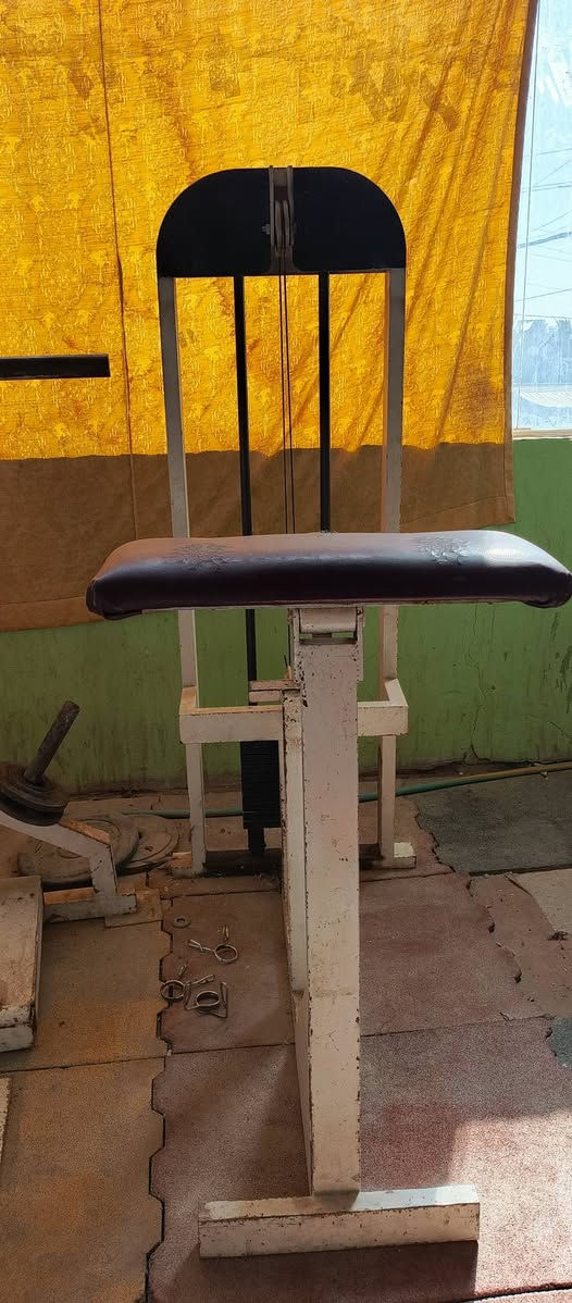 قاعة كامله للبيع بسعر مناسب جدا  مكانها الحلة برنون ***********
