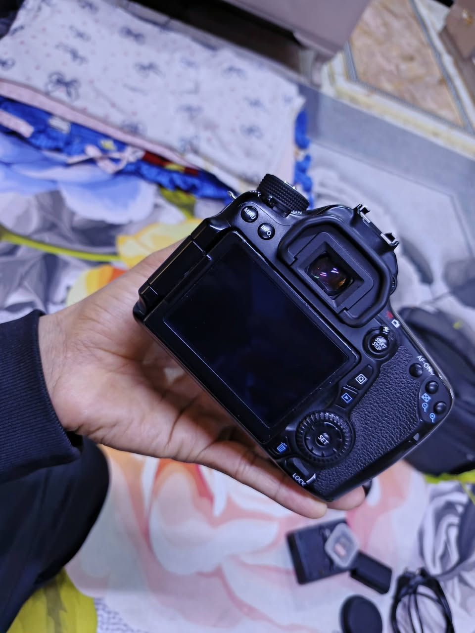 السلام عليكم بيع مستعجل كاميرا كانون 70 دي نظافه 100% شتر 10,000 السعر جدا مناسب 550 وبها مجال العنوان البصره حيانيه ملحقات الكاميرا تحتوي على بطاريه اصليه وشاحنه اصليه ورام 128 وحزام كتف وجنطه وكرتون للتواصل على رقم الهاتف ***********
