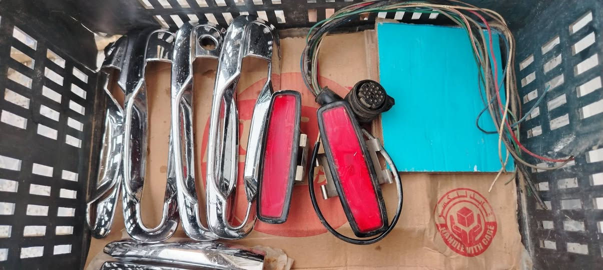 السلام عليكم
غراض فورنزا للبيع
لايتات كلهن ب ٥٠
عبوه طوافه متشتغل سعر ٢٥
قاعده فيوزات بيه بس فيوز واحد مايع سعر ٢٥
نيكل بيبان غير مستخدم سعر ١٥
فسفورات دعاميه فورنزا خلفي سعر ٢٠ شغال
فيشه كير فورنزا مال حاويه سعر ٢٠


**إذا كنت صاحب هذا الإعلان وتريد حذفه لأي سبب، رجاءا أرسل رسالة إلى الدعم الفني**