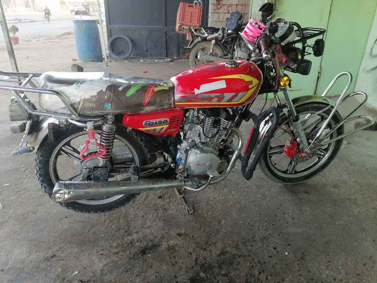 السلام عليكم
سيفان 23 وزن ثقيل  شرط»»»» 
الاصلي  باب اول0.1 نضافه فول»»» 
نشاط فول 🔥
طيران ✈️
محرك كيرشرط مامفتوح نعومه فول»»»» 
كهربائيات كلها شغاله درع امامي نشرات»»» 
درع دشبول موطور مال جناي مامتعوب»»»» 
ملاحضه........ 
رجاءءء الموشراي لاتكسر بحلال ناس كلشي»»» 
 موجود بل سوك. 
السعر 530 وبي مجال بيع مستعجل 
الاتصال ***********««««
             ***********««««
المكان بيجي.
