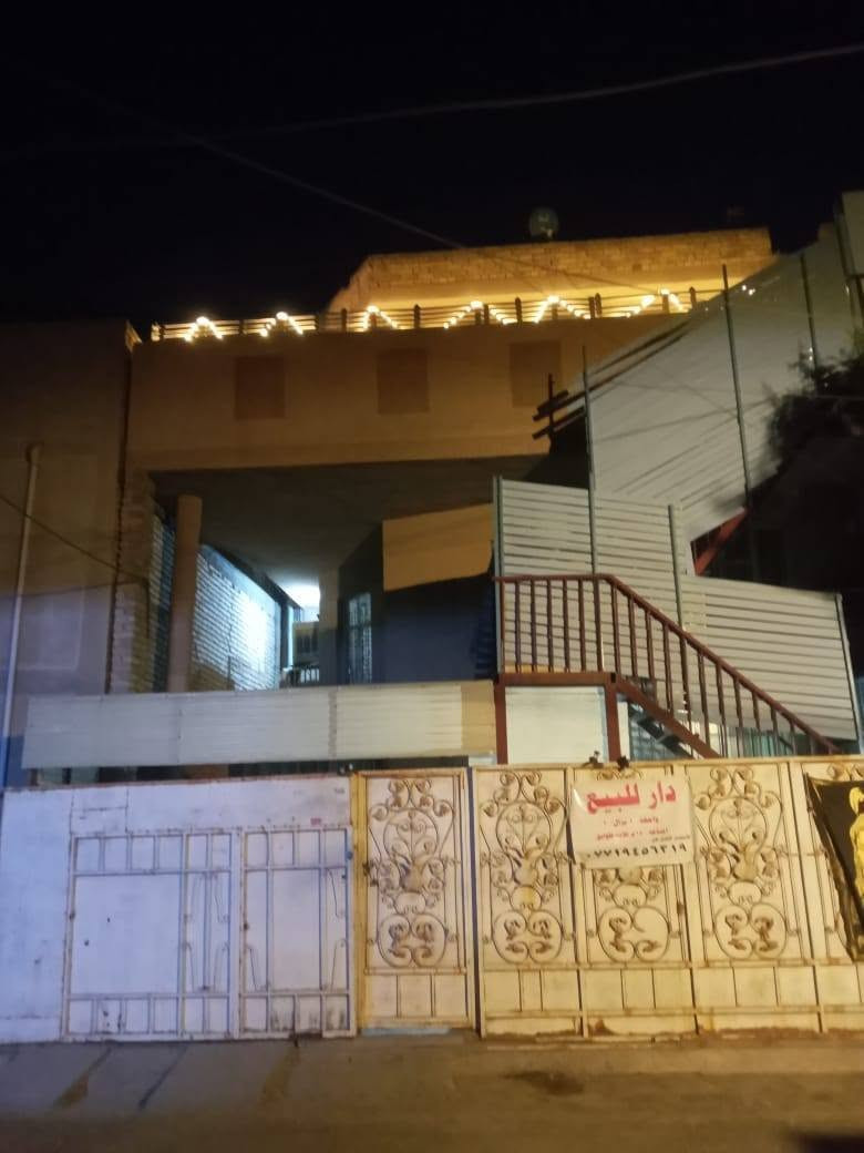 سلام عليكم ورحمة الله وبركاتة اريد ابيع هاذ بيت ثلاث طوابق كل  طابق استقبال وحولي غرفتين نوم ومطبخ وصحيات درج داخلي ودرج خارجي 
الشعله ام نجم شارع سالم قرب اعداديه العراق تواصل على هاذ رقم *********** بس شراي خابر

