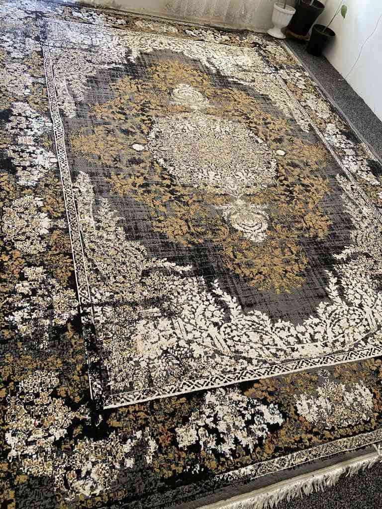 دوو فەرشی ٤٠٠ شانە قیاسیان ٣×٤ زۆر تازەن نرخی دانەی ٥٠ هەزار. 
سلێمانی *********** السليمانية, العراق
