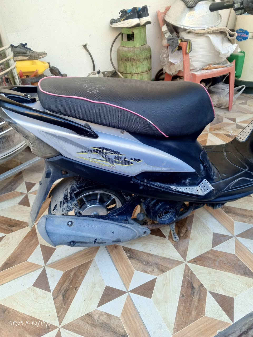 السلام عليكم ماكس عدلة للبيع كاملة مكملة مابيها اي نقص 
مامفتوحة وعليها تزويد خارجي دبلات غازية ويل كب نجمة لون رصاصي والدراجة بحالة الوكالة السعر 650 وبيها مجال بسيط  ومكانها ديالى بعقوبة قرب الفلاحة رقم الهاتف ***********
