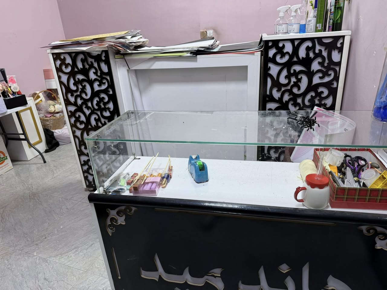 باترينات عرض مع ميز كاشير للبيع
***********
