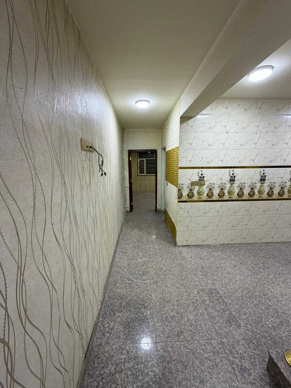 السلام عليكم 
دار  للايجار  تجاري او سكني في زيونه قرب مول دريم ستي  
المساحة :  200 م 
يتكون : كراج وصاله ومطبخ وخدمات وغرفه نوم والطابق الثاني 3  غرف نوم 
للاستفسار : ***********
