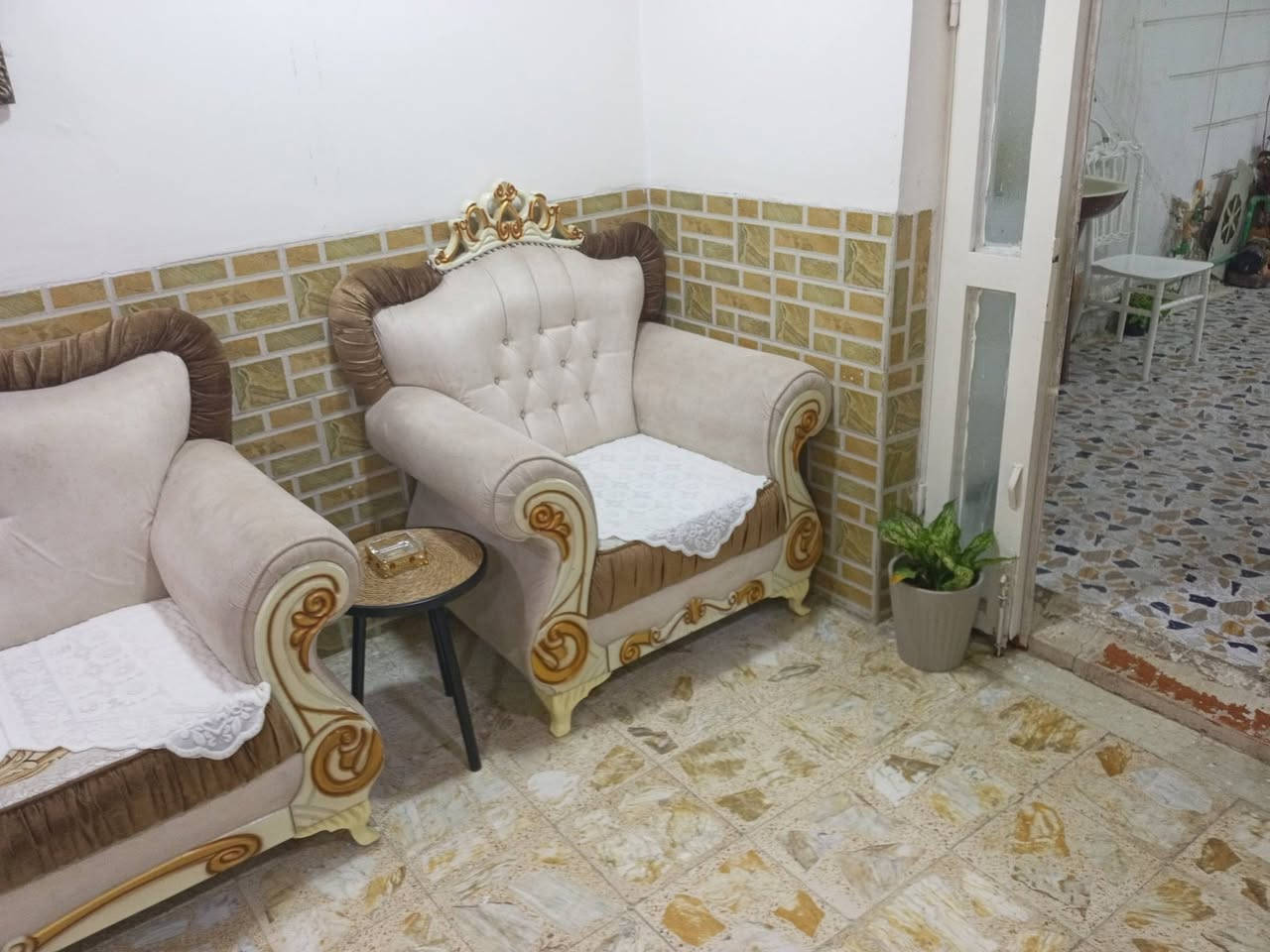 عشر مقاعد نظيف جدا تركي فصال شغل عراقي تسكام لونه اوف وايت نظافه ١٠٠ كوت ***********
