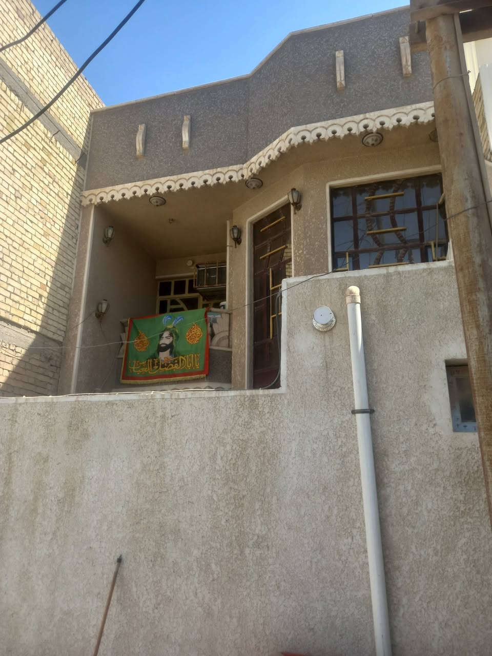 سلام عليكم بيت للبيع بلديات ضباط طابو صرف باسمي ع شارع عريض ١٠٠ متر مع تشجير ٤٠ متر البيت بناء حديث قاطين مسلح يحتوي ع ستقبال ومطبخ وصاله وغرفه منام ومنور وصحيات عدد ٢ وحده خارجيه وحده داخليه القاط ثاني غرفتين مع صاله وصحيات سطح شتايكر جديد رقم الهاتف *********** واتساب موجود سعر 190مليون وبي مجال كلش قليل
