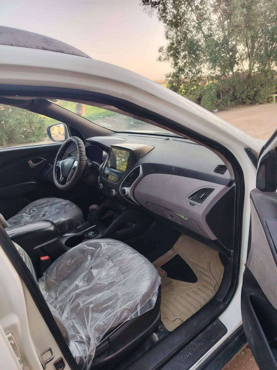 السلام عليكم
توسان 2010 للبيع
رقم بغداد بسمي
 جاهزه مكينه وگير وتخم تاير
السعر 100 ورقه وبيه مجال
للاستفسار اتصل ***********
