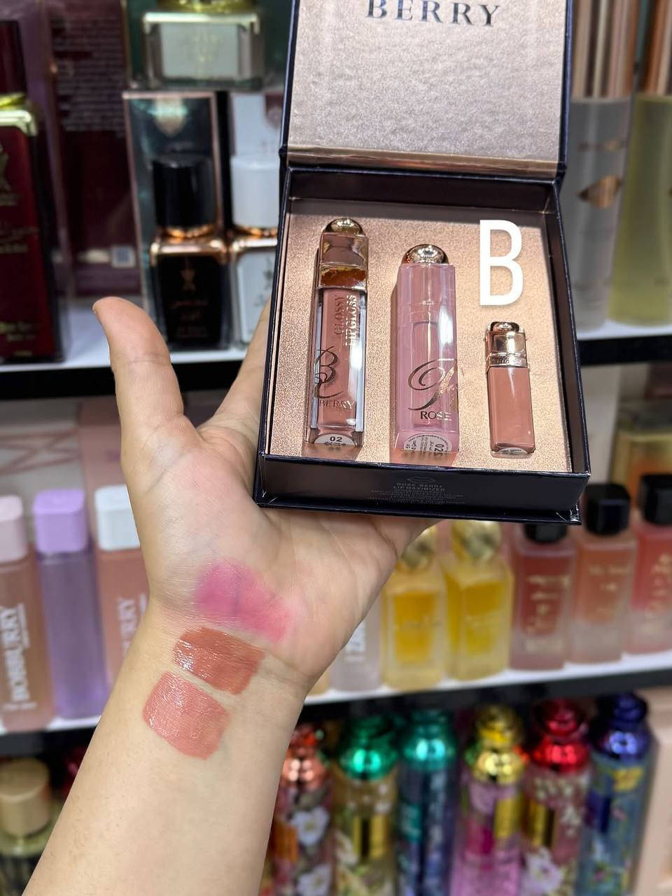 💫 طقم روز بيري - 3 قطع لجمال وترطيب شفايفك 
 لب جلوس يخطّف الأنظار
ليب بالم بلمعة صحيه
 روج صغير يكمل إطلالتك
 مكونات طبيعية ترطيب  ولمعان طول اليوم لمسة أنوثة طول اليوم
يوجد خدمة توصيل لجميع محافضات العراق


**إذا كنت صاحب هذا الإعلان وتريد حذفه لأي سبب، رجاءا أرسل رسالة إلى الدعم الفني**