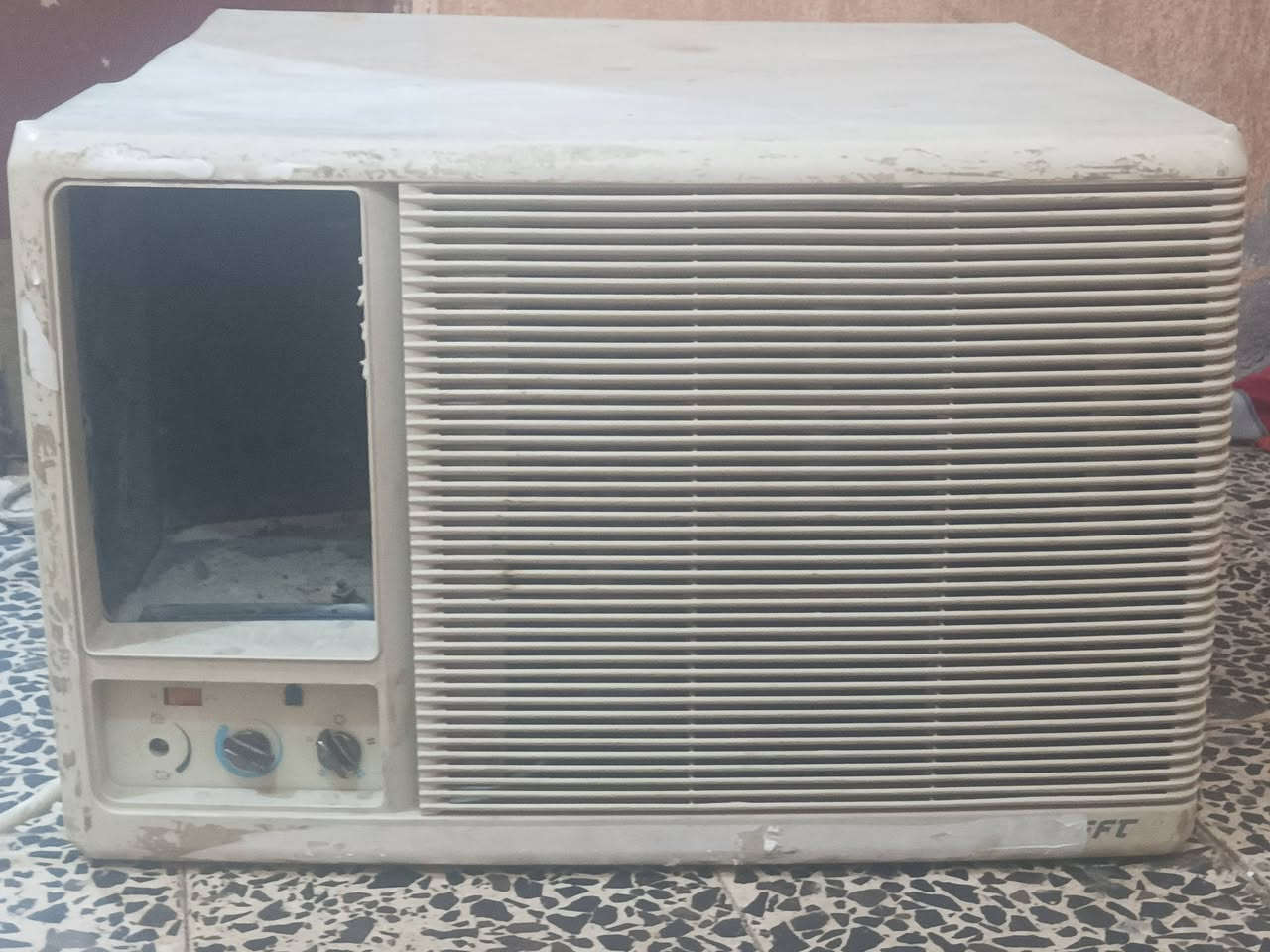 مكيف طنين تبريد ثلج 3 سرع فقط عوزه ريشات توزيع الهواء سعره 300 وبي مجال مركز الشرقيه ***********
