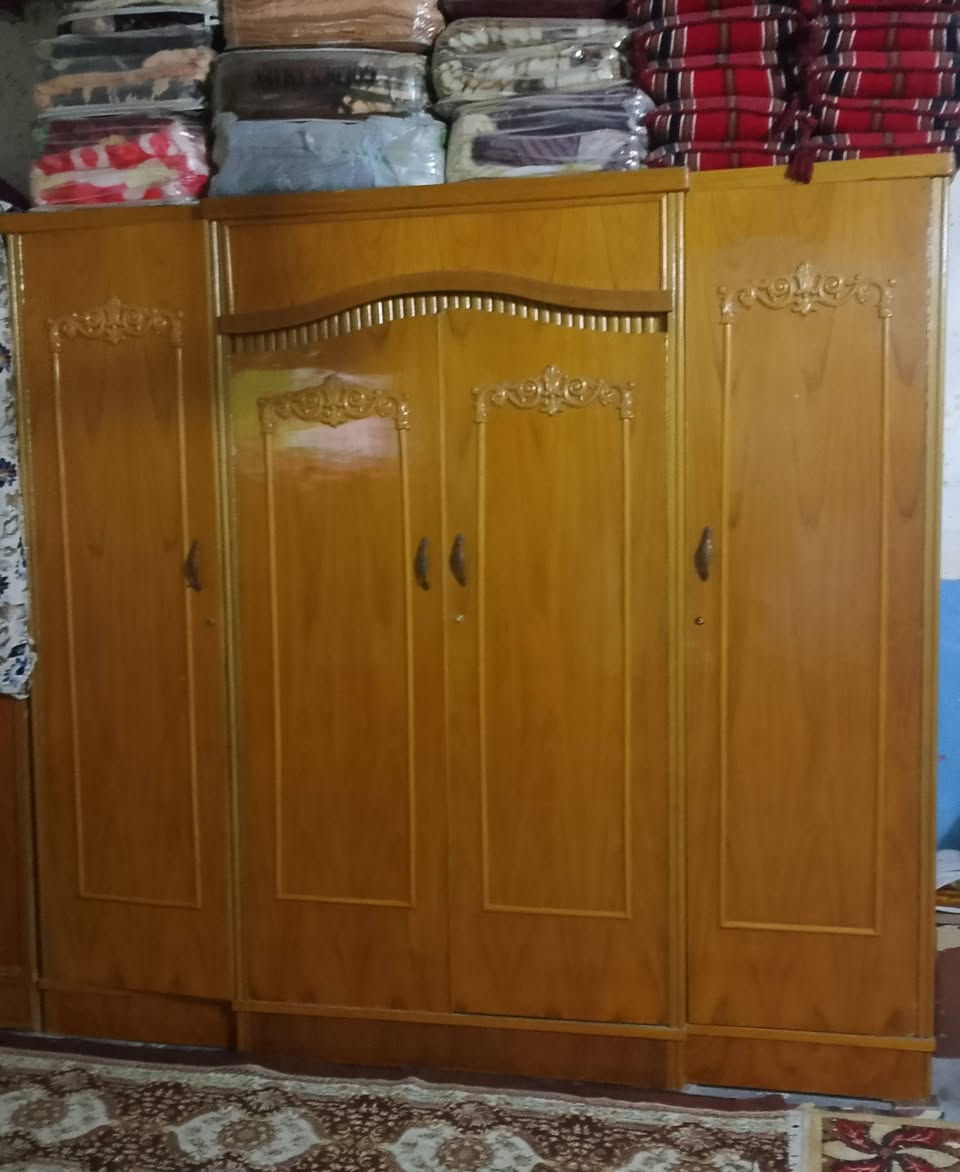 السلام عليكم من رخصت صاحب الكروب.. غرفه اخشاب تسكام كامله ضرره خفيف الباب مال ميز المرايه فقط بس ينشد سعرهه 550اوبيهه مجال قليل بيع مستعجل لضروف مكان كربلاء المقدسة ***********بي وتساب
