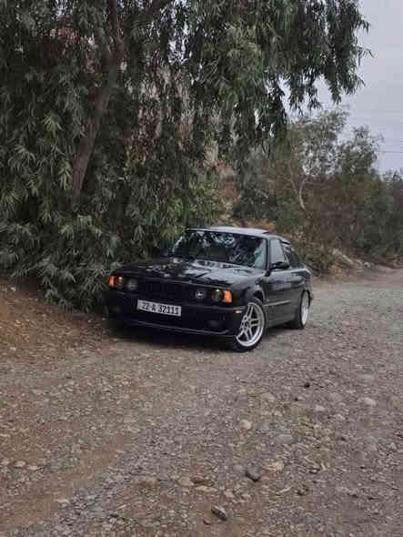 بە ناوی خوای گەورە 
بیئیم بیلاد ٥٤٠ کامل کراوەتە٥٤٤ کامل دەستکاری
مۆدیل ٩٤ 
 دەبل پەرەشوت 
قەپات مواسەفات
سلایت 
پێش گەورە
دەعامی پشت و پێش سپۆرتی یەک پارچە
ویلی M18 لۆک 
کوشن سیاعی 
کوشن جلد 
سەنەوی نوویە تا ٣٠ بە ناوی خۆمانە 
پێش کەپسە پشتی بەس ناو حەوزی هەیەتی 
سەیارەکە رووبەروو بیبینە بە دلت نەبوو پارەی ریگات بۆ دەگێرمەوە بە شەرتی قووەت کارەبای هەموو گیانی بە شەرتە 
سعری ١١٠گەلاو مەجالێکی کەم گۆرینەوە دەکەم بەس بە بیئیم ٥٢٥ یان سەقەر رەقەم ئارمم ناوێت 
شوین رانیە *********** رانية
