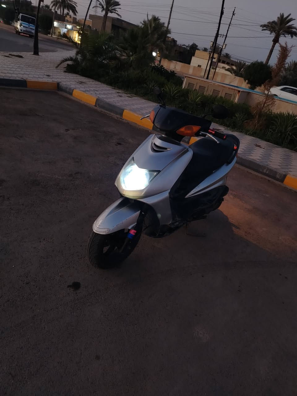 السلام عليكم
للبيعع..... سكنس نثيه 110 ياباني
بيها خيط بخار يعني كايمه  وهذا كشرها شوف عينك 
منفيسها موجود
تاير امامي جديد
تاير خلفي نضيف
باتري جديد
لايت زنون ناصي ابيض عالي اصفر
كهربائياتها شغاله مانقصها شي
دشبولها شغال  بس عداد البانزين مايشتغل بسبب الطوافه عطلانه السعر... 350 وبيها مجال
للتواصل واتساب *********** حيدر الدليمي
المكان ابو غريب
