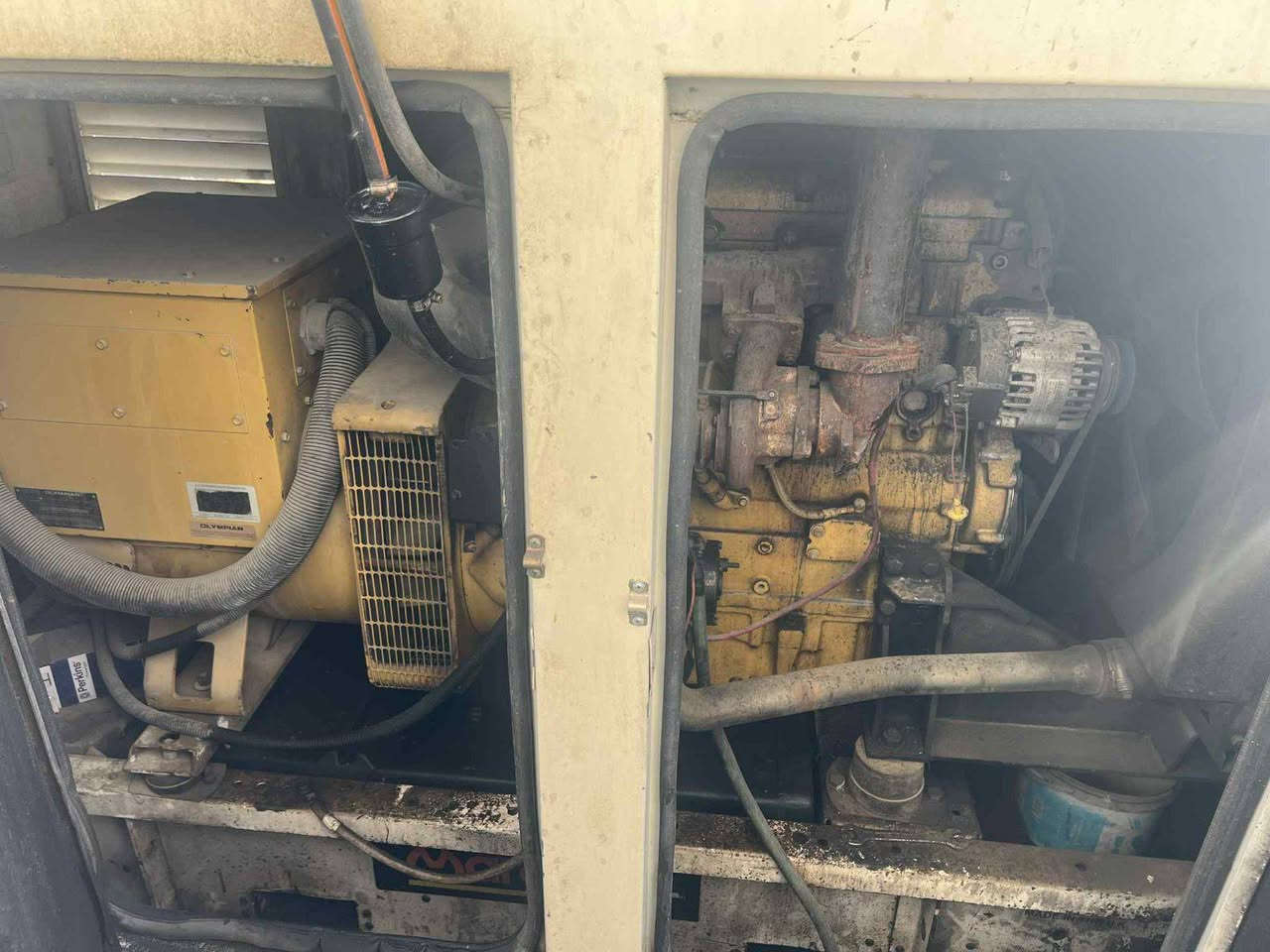 سلام عليكم مولد غاز جديده فوال 
300 المبير اسمها بيركز سعر 7  مليون وبيها مجال حك جيه مستعجل على بيعتها لن مكان ماعندي ***********
