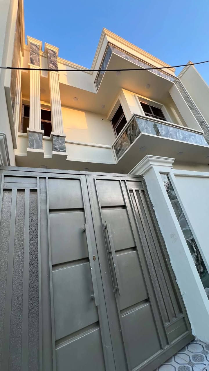 دار سكن للبيع
طابو صرف
ديوانية حي الفرات منطقة خدمات كاملة
موقع مميز جدآ 
ثاني بيت عن شارع 20 (شارع المستوصف) 
بناء حديث طابقين مسلح
بعده مامسكون 2026
المساحة 100 M الواجهة 7.5  M
يحتوي على.. 
غرف نوم عدد 3 / صالة عدد 2 / أستقبال 
مطبخ / مجمع صحي عدد 3
                      مراجعة 
مكتب مهدي العتابي للعقار ديوانية الجزائر مقابل فندق برج الامراء
للاستفسار *********** مهدي العتابي 
           *********** حيدر الفتلاوي
           ***********
