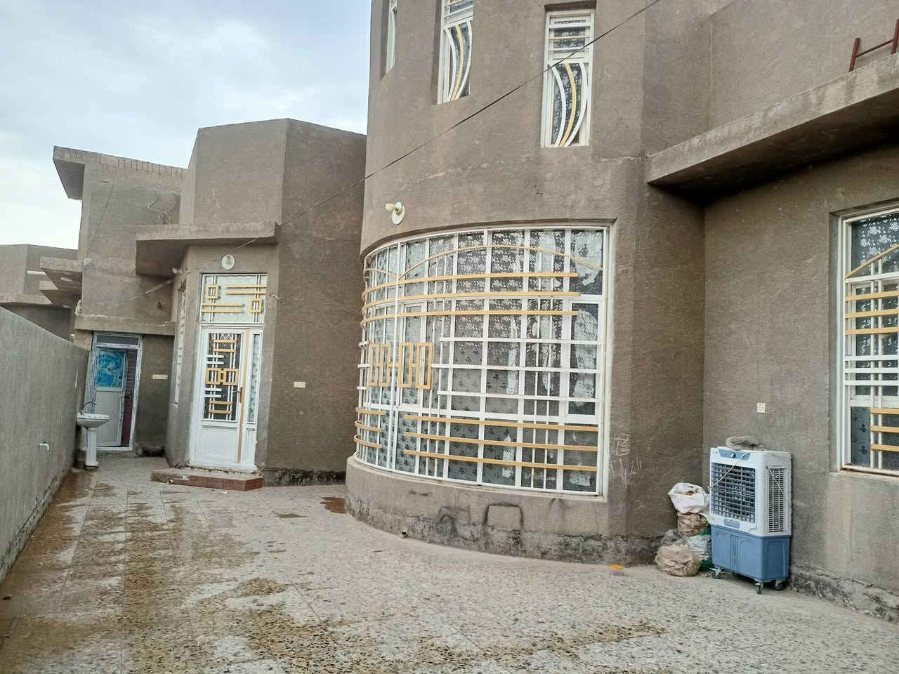 كربلاء نهايت شارع المدرسي قرب شارع ابو مهدي المهندس
بي 2 غرف وصاله ومطبخ واستقبال وحوش جبير
مساحه 200متر 
اجار 450الف
***********
