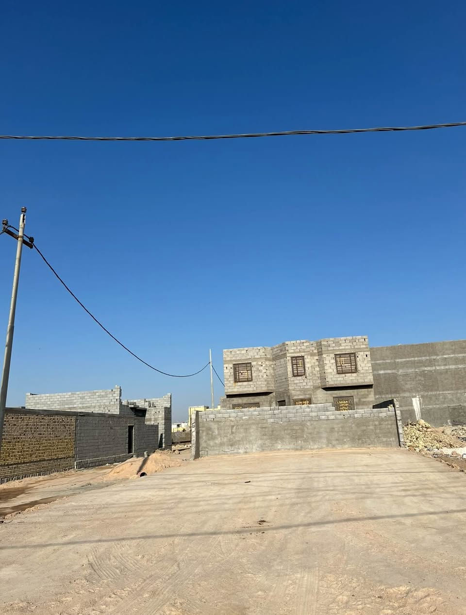 قطعة ارض للبيع 220م ركن 
على شارع 11م تبليط / طابو زراعي صرف المالك عراقي _ التنومة _ الصالحية _ شارع الحسن المجتبى _ مسافه 120م عن الشارع الشلامجة الرئيسي _ قرب مجمع النرجس ( النزاهة ) السعر 80 مليون وبيها مجال للشراي للتواصل : *********** البصرة, العراق
