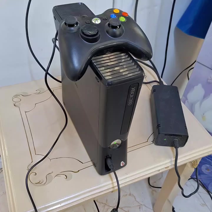 اكس بوكس 360 سلم
جوستك 1 
محوله اصليه 
جهاز متروس العاب 
كامل ملحقات 
سعره 100
توصيل 6 جميع محافظات
***********
انستا ps4.3.2
تيك توك ps4.3.2
