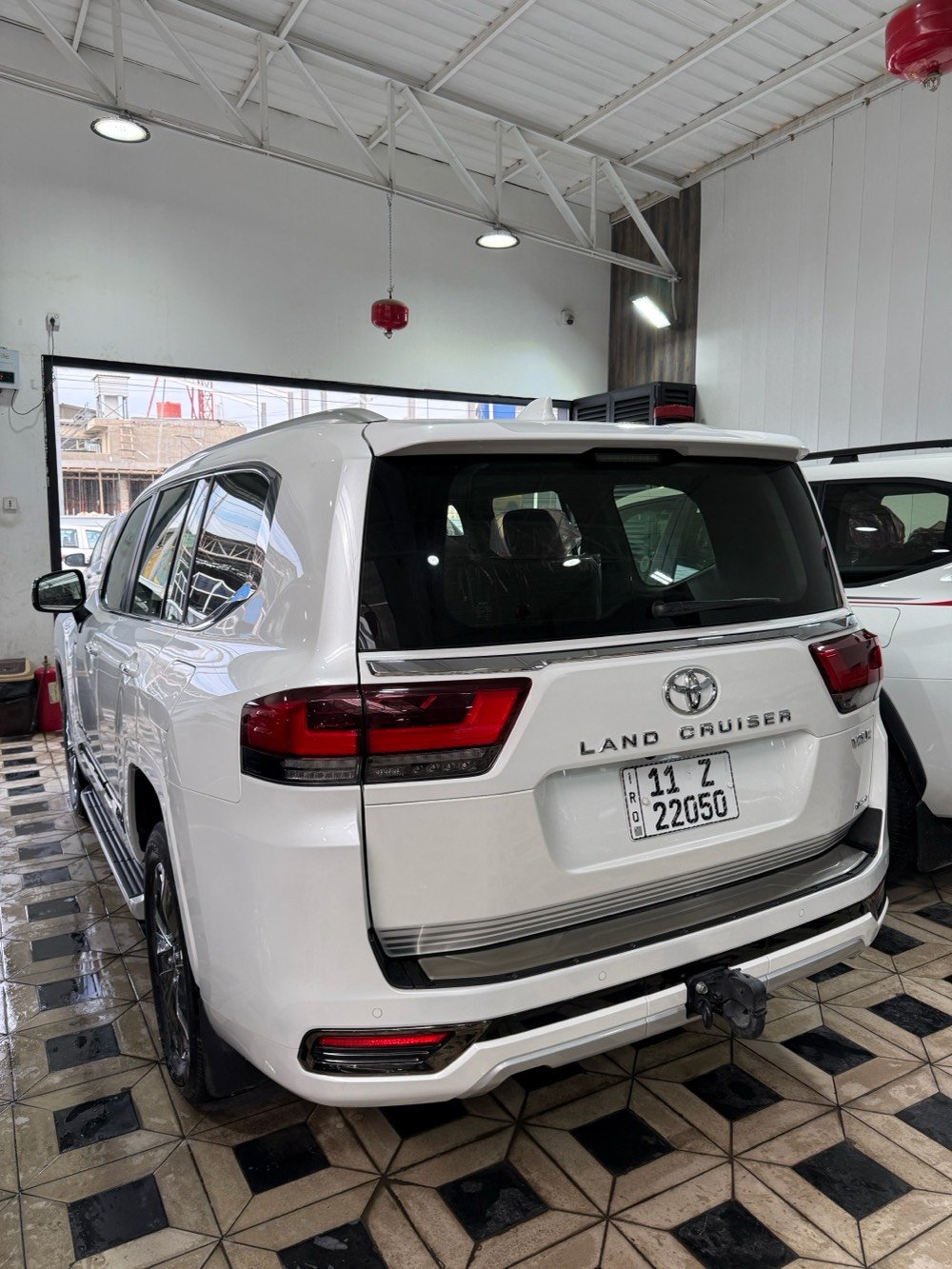 1. لاندكروزر VxR توين تيربو 2025 رقم بغداد العداء (3520 كم)مواصفات اللكزز
1. رادارات امامي جانبي خلفي تحديد مسار قيادة ذاتية
2.  كامرات محيطية عدد (4) فور ويل (4*4) تشغيل عن بعد 
3. محرك 6 سلندر 3500 توين تيربو هايبرد 
4 شاشة بالحجم الكبير شاشات خلفية اصلية ابواب شفط 
5. داتا شو عرض على الزجاج ستيرن كهربائي 7 راكب
6. كراسي الامامية كهرباء وتبريد وتدفئة وكرسي السايق ميموري ذاكرة كراسيالسبعة راكب كهرباء 
7. جنطة كهرباء كراسي الخلفية تبريد وتدفئة تشغيل عن بعد ابواب شفط 
1. لحاية امامية خلفية لحية 2026 ترايش نفخ بالابواب 