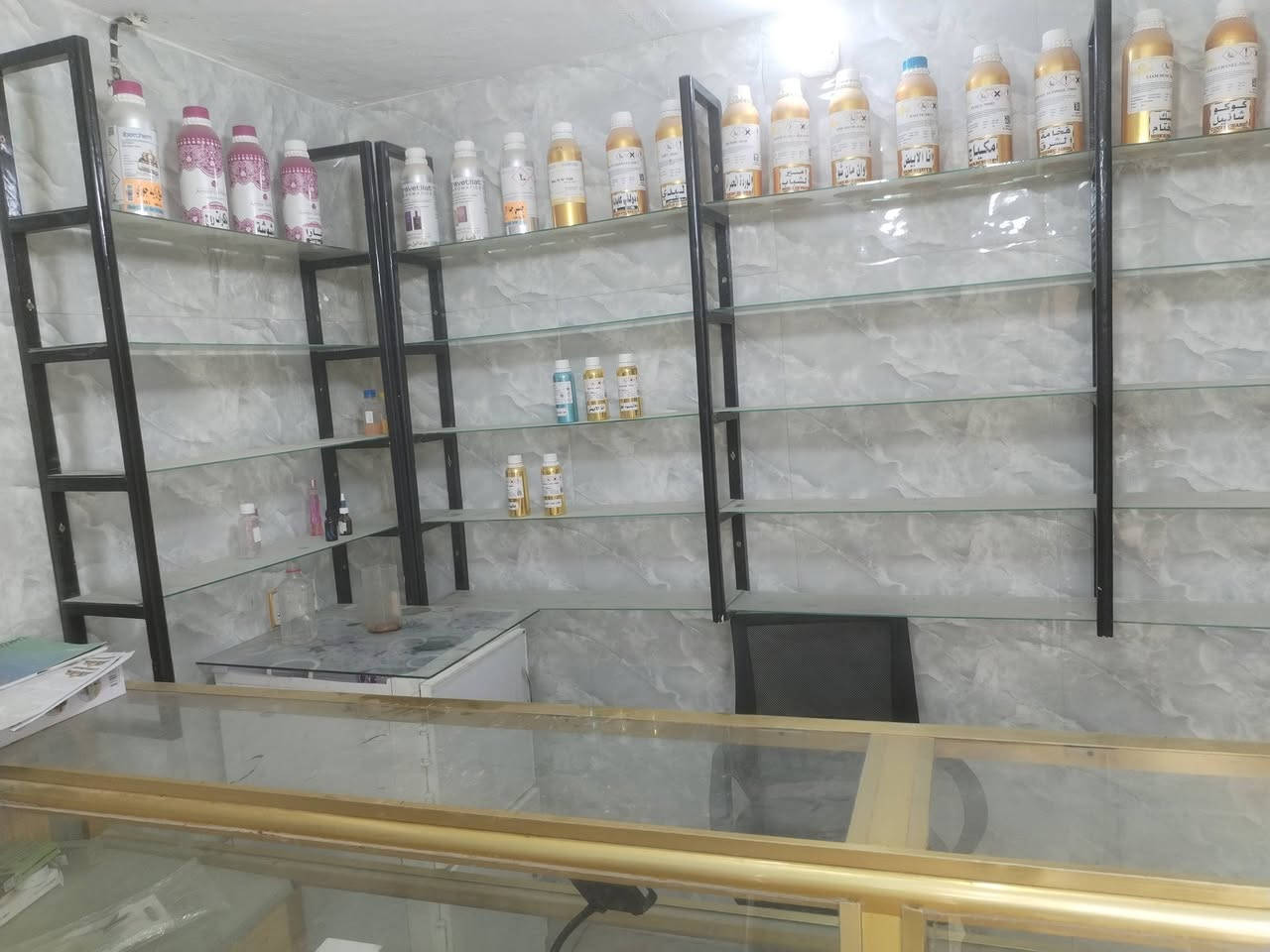 السلام عليكم
رفوف جام قواعد خشب متانه محل عطور ديكور مرتب متر×3متر ارتفاع متر و 10 زائدا ميز مترين ونص زائدا كرسي دوار 300الف ناصريه سوق الشيوخ ***********
