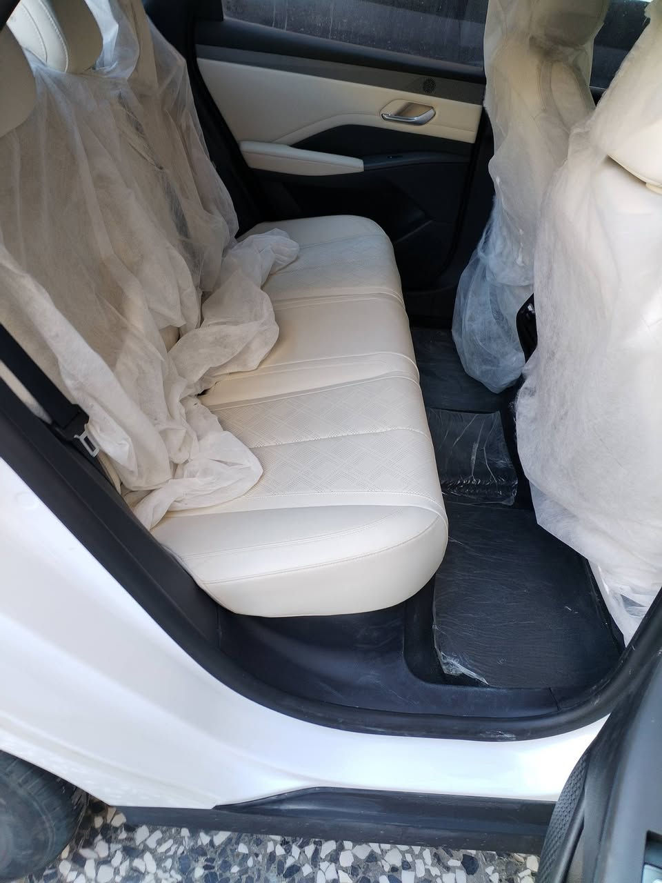 السلام عليكم بي واي دي 2025 سياره أبيض وداخلها أبيض على وضع الشركة أغراضها كامله بصمه وكارت وشاحن أصلي مرقم كامل وتحويل ثاني يوم مكاني بغداد للاتصال ***********
