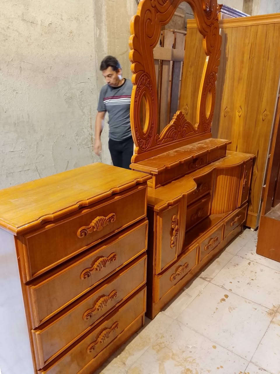 ظغرفه خمسه أبواب ملحق شغل ثكيل درجه اولى نقش زان زان شرط غرفه حلوه اتصل ع رقم ***********
