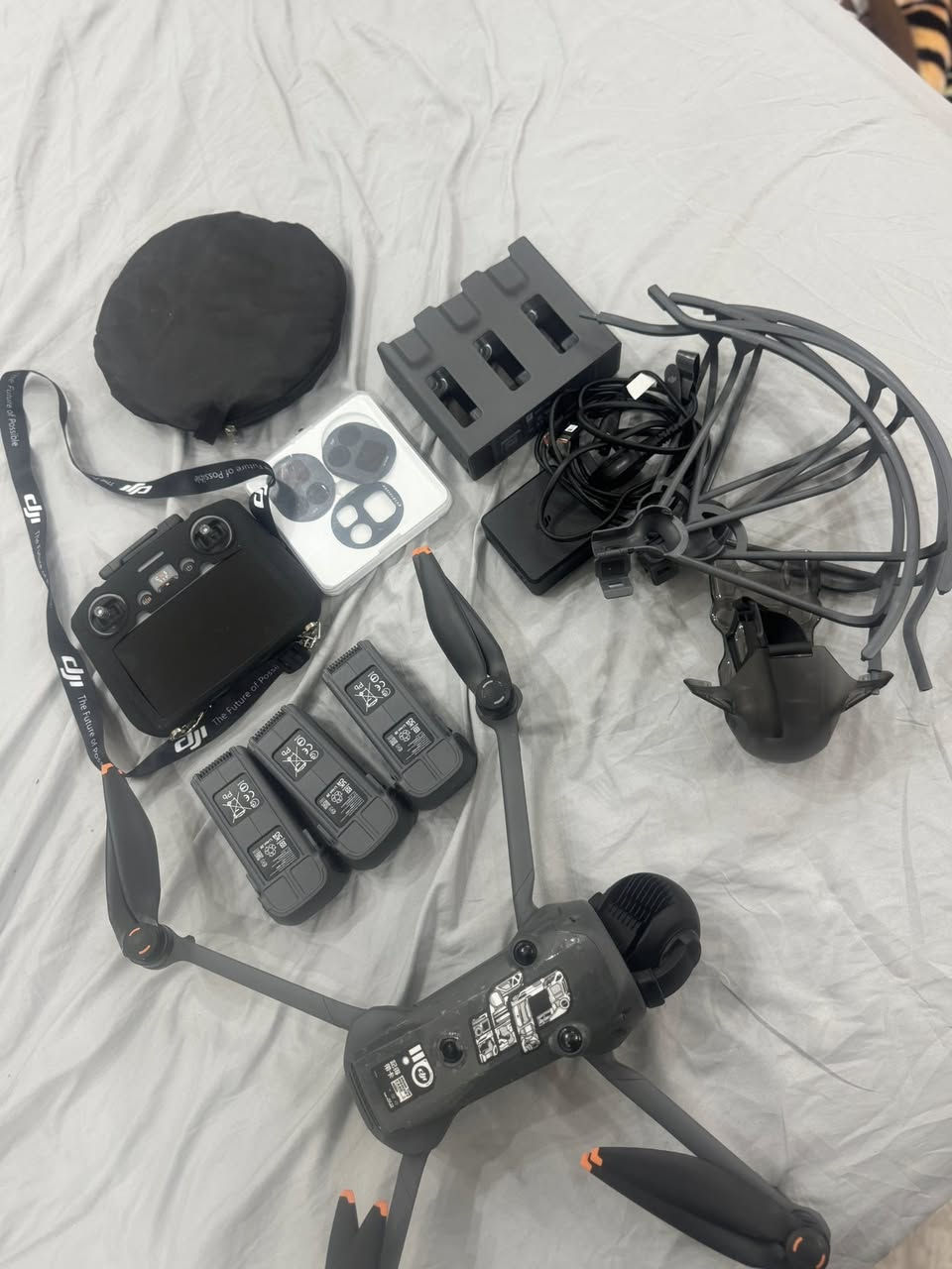 السلام عليكم 🌿
للبيع درون DJI Mavic Pro 4
الحالة: شبه جديد – استخدام أقل من 3 ساعات فقط

🔹 المواصفات والملحقات:
 • كامل مع جميع ملحقاته الأصلية
 • سيت عدسات إضافية
 • جنطة كاربون فايبر
 • درع مراوح
 • قاعدة هبوط (H)
 • درع الجويستك
 • حماية شاشة الجويستك
 • درع الكمبل
 • حبل DJI للجويستك
 • أرجل هبوط

📌 الجهاز نظيف جداً وجديد تقريباً

📲 للاستفسار والتواصل واتساب فقط:
***********
