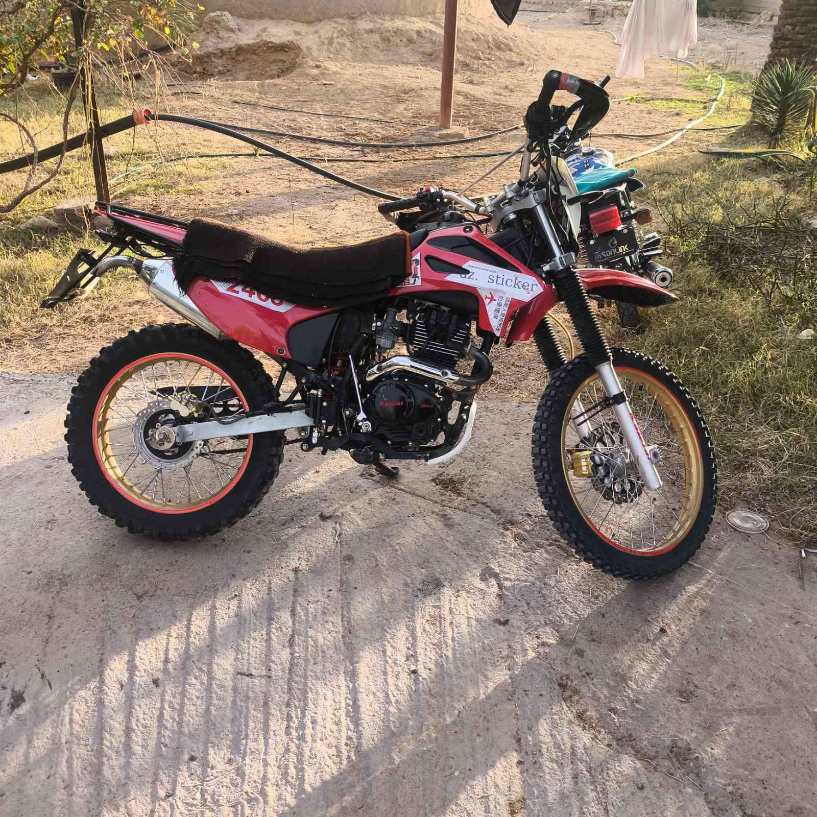 السلام عليكم موطور للبيع فقط موطور كاويار جبلي محرك 250 موديل 2024 حجم التاير الامامي 21 والخلفي 18 لونه لبلادي اسود + ابيض واني خلفته فابلون احمر سعره مليون ونص وبيه مجال مكان الانبار القائم  الشراي يتصل ***********
