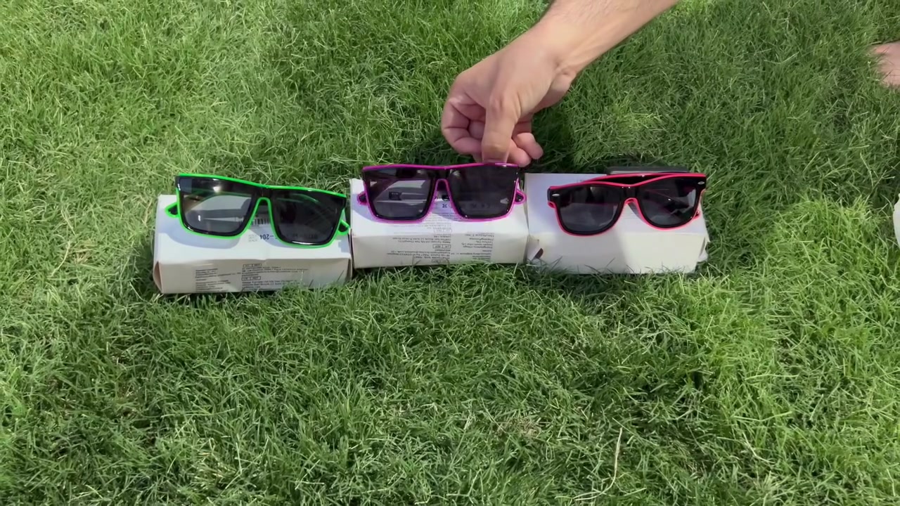 نظارات شمسية كلاسيكية بتصميم ريترو (طراز وايفيرر - Wayfarer)، وتتميز بإطارات ذات لونين حيث يدمج الهيكل الخارجي بين اللون الأسود والعدسات الداكنة، مع حواف وأذرع ملونة بألوان نيون زاهية (الأخضر، الوردي، والأحمر).
سعر القطعه ب 5


**إذا كنت صاحب هذا الإعلان وتريد حذفه لأي سبب، رجاءا أرسل رسالة إلى الدعم الفني**