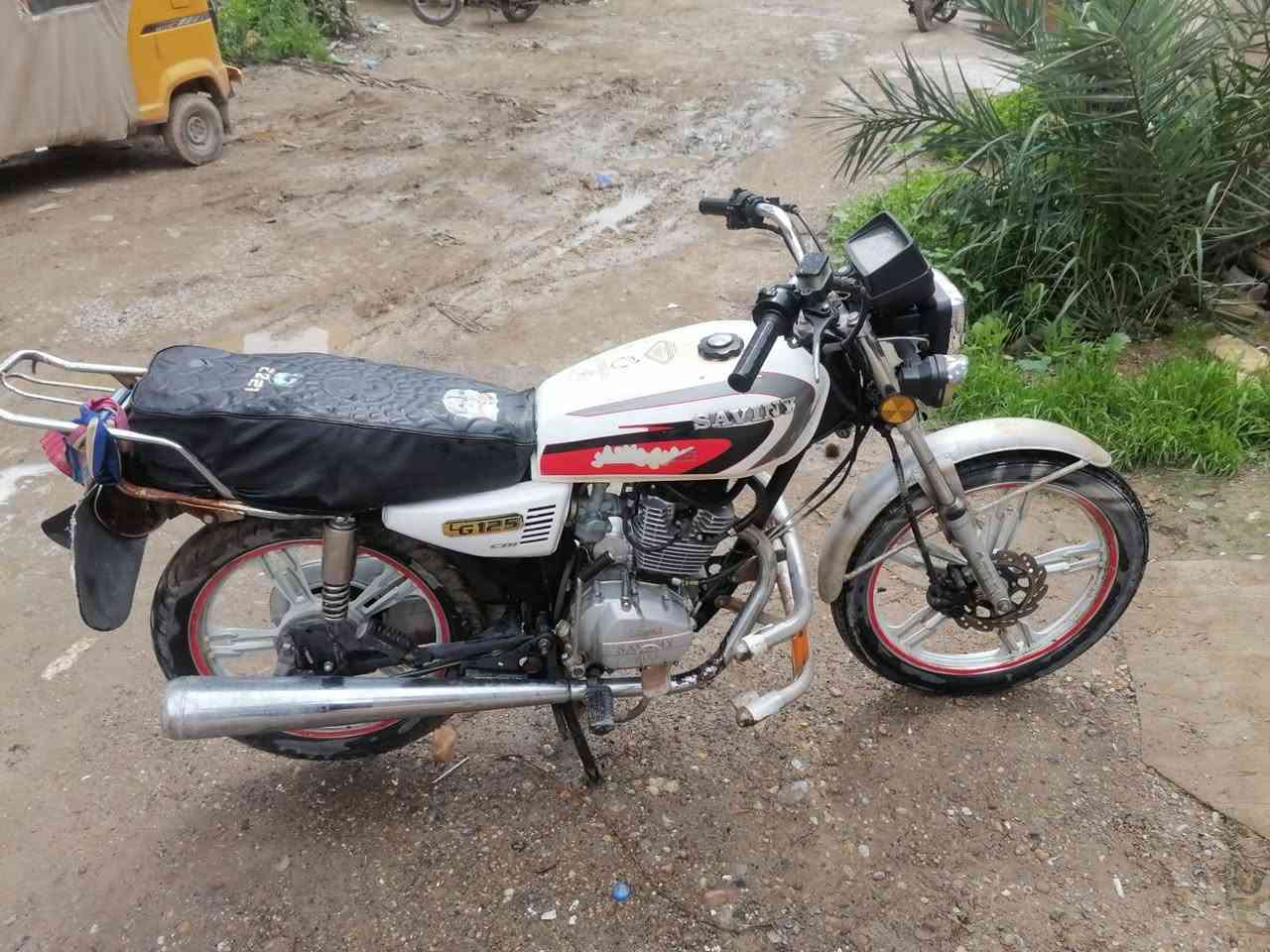 السلام عليكم سيفان ٢١ اوراق كامله ماطور جديد بس الجاملوغ الخلفي مكسو السعر ٤٠٠ وبي مجال الاتصال ***********
