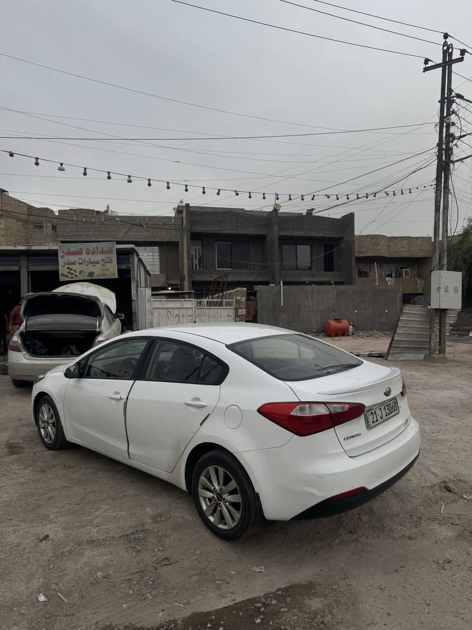 السلام عليكم
للبيع سيراتو خليجي ٢٠١٣ 
سياره بيه قطعتين صبغ 
بدون دواخل 
بدون يرباك 
موصفات عاديه 
محرك ١٦٠٠ 
ماشيه ١٥٠ كيلو 
شاشه 
كامره خلفيه 
حساسات خلفيه داوخل لونين 
فول تحكمات استرين 
تبريد ثلج 
رقم شمال تحويل ثاني يوم 
السعر ١١٠ وبيه مجال بسيط 
***********
مكاني بغداد حي الجهاد حي الحسين
