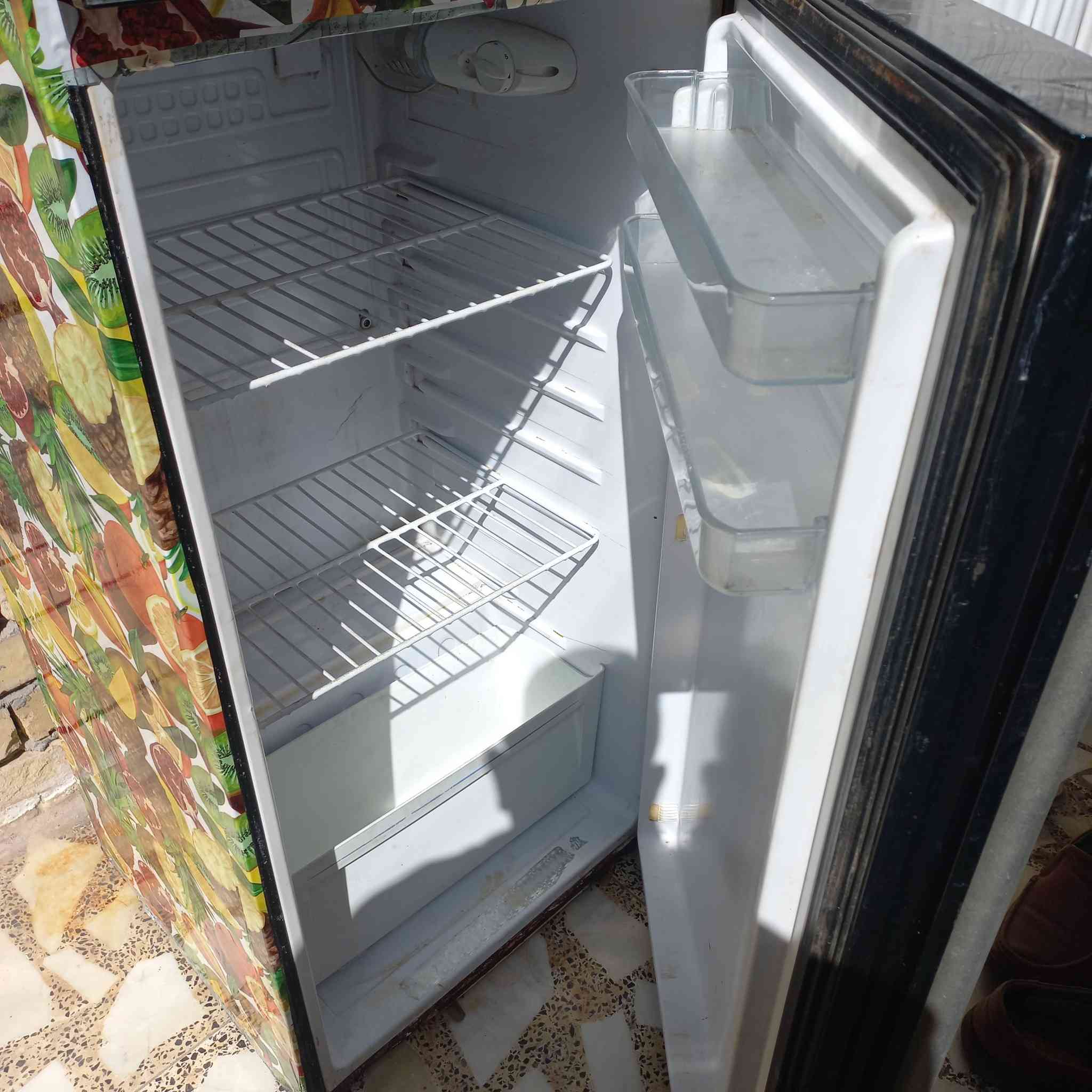 السلام عليكم ثلاجة شغالة 
تقريبا ارتفاع ١٥٠ سانتيم 
السعر ١٥٠ عنواني بغداد 
 قرب حي تونس 
‎0773 005 8291
