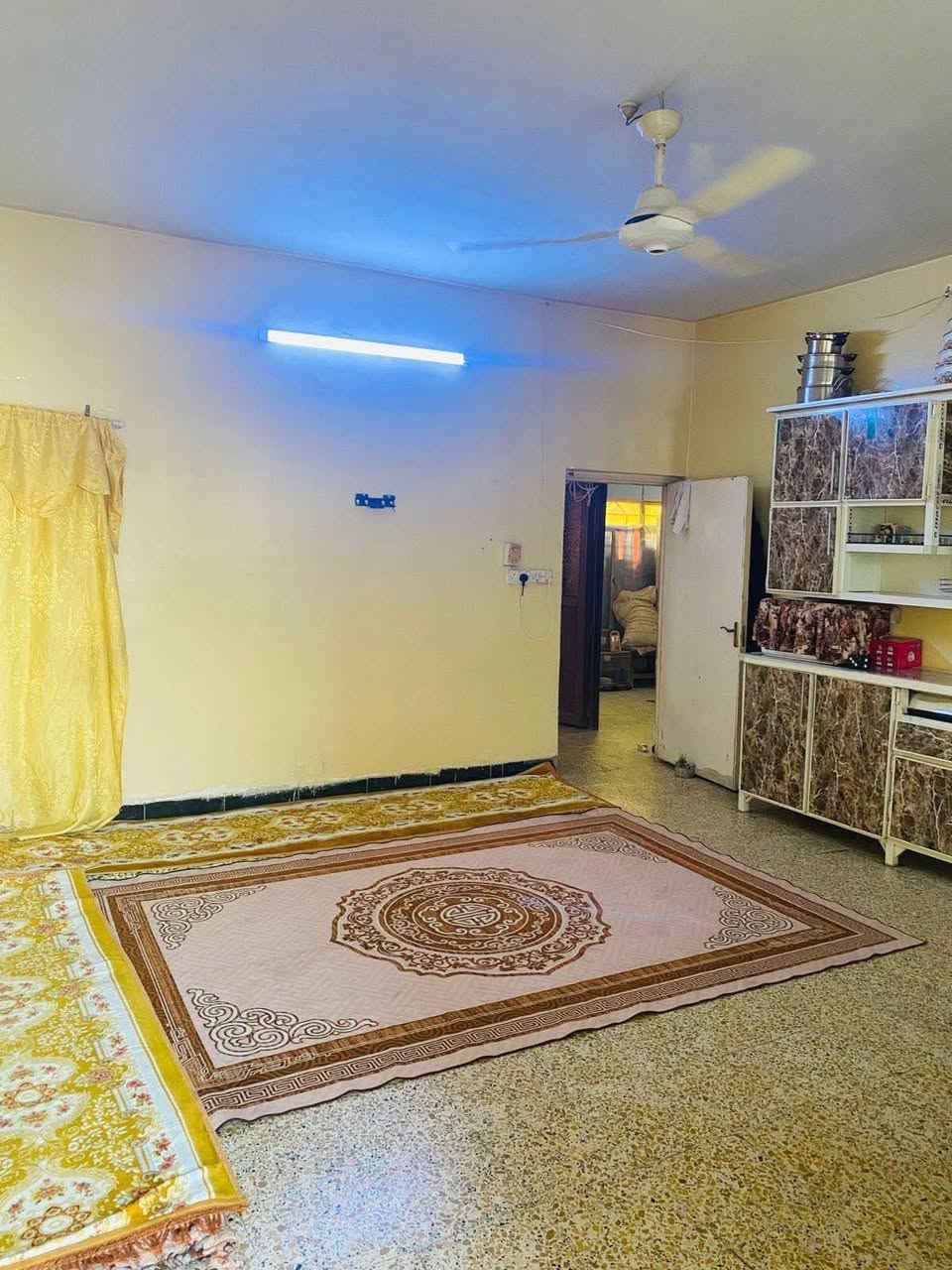 متوفر لدينا بيت🏠 للبيع في موقع مميز 

بيت طابو صرف باسم شخص واحد 
البيت مساحته300متر 
واجهة 15م
متكون من طابق ونص 
الطابق الاول يحتوي 
استقبال 
هول
غرفتين نوم 
صحيات داخليه 
مخزن 
الطابق الثاني يحتوي 
ع غرفه نوم وصحيات

بيت نظيف وصالح لسكن وبي اثاث ايضا يباع مع المنزل

السعر 375قابل للتفاوض 
للاستفسار والمعاينه التواصل  ***********
