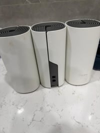 الجهاز هو نظام TP-Link Deco M4 (أو M4R) لتغطية المنزل بالكامل بشبكة وا...