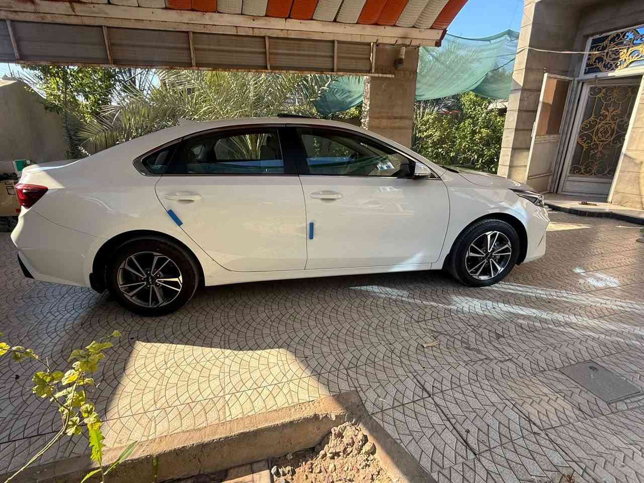 السلام عليكم كيا سيراتوا موديل ٢٠٢٣ فول مواصفات فتحه مري شفط شاشه جبيره بلاديه محرك ١٦٠٠ 
ماشيه ٦١ الف 
رقم اربيل
السياره ع ايد وحده من الزيروا
مكفوله من الصبغ والضربه ع بارد بسيط موضح بالصور 
مكان السياره واسط  الزبيديه
***********
